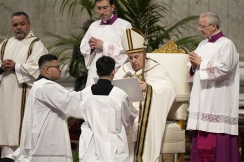 Pope leads Holy Thursday service in Vatican basilica